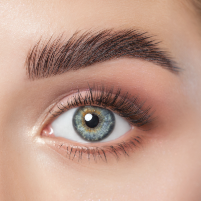 Lift up your Brows ♥! Dauerhaft natürliche und voluminösere Augenbrauen durch ein professionelles Browlifting in Köln mit FluffyBrows-Effekt.